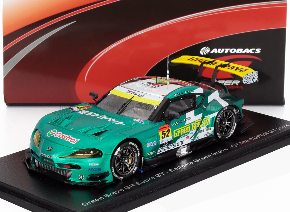 Modèle réduit de voiture de course Green Brave GR Supra GT avec les logos Castrol et Bridgestone, présenté sur Vroomi.