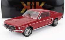 Modèle réduit de Ford Mustang GT rouge de 1968 avec accents chromés sur fond blanc, disponible sur Vroomi
