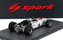 Modèle réduit à l'échelle 1/43 de la voiture de course Honda blanche n° 14 Surtees John Surtees avec moteur détaillé, présenté sur un socle avec le logo Spark, disponible chez Vroomi.