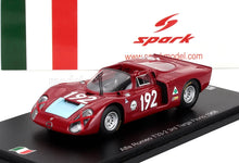 Modèle réduit Alfa Romeo T33-2 rouge numéro 192 sur socle avec drapeau italien, disponible chez Vroomi