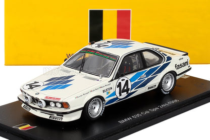Modèle réduit de voiture de course BMW 635 CSi moulé sous pression, blanc avec graphismes bleus, numéro 14, présenté sur un socle noir chez Vroomi.