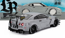 NISSAN - GT-R (R35) TYPE 2 LIBERTY WALK LB WORKS COUPÉ AVEC FIGURINE AMÉRICAINE DIORAMA 2018 - GRIS - Vroomi