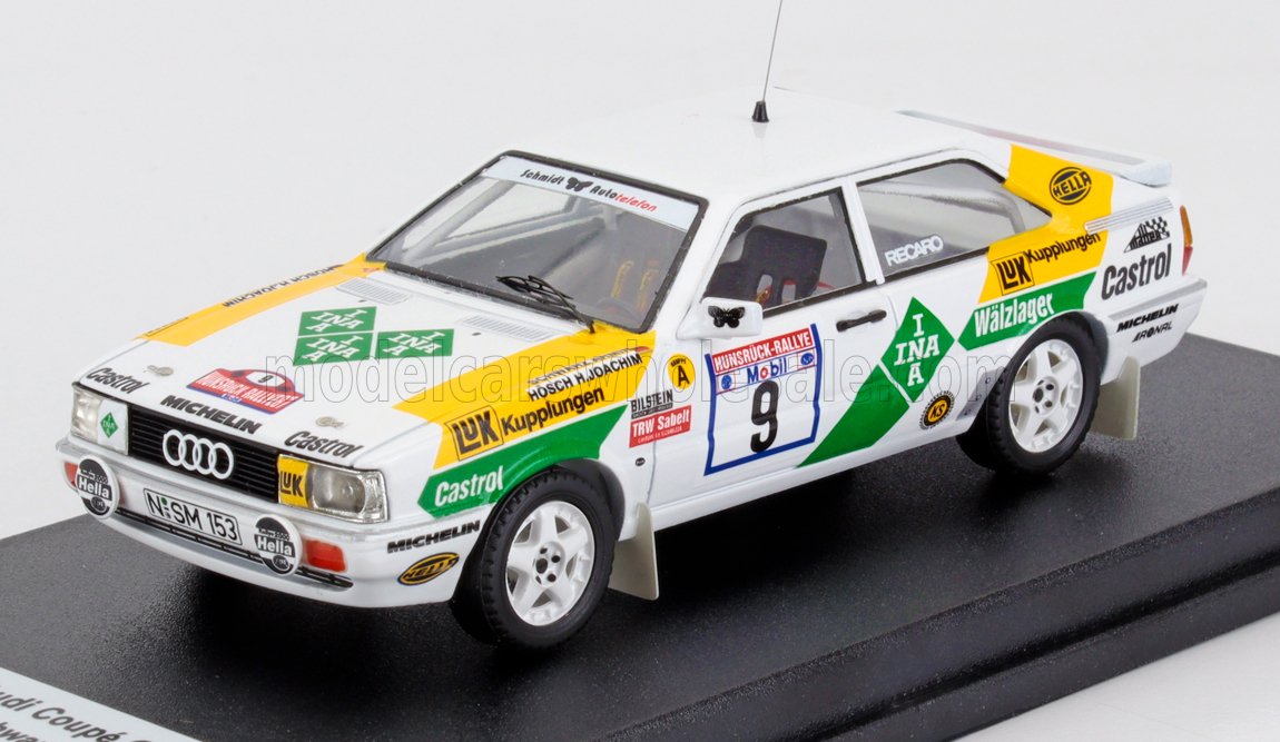 Modèle réduit de voiture de rallye Audi blanche avec décalcomanies vertes et jaunes, numéro 9, logos Castrol et Michelin, présenté dans Vroomi.