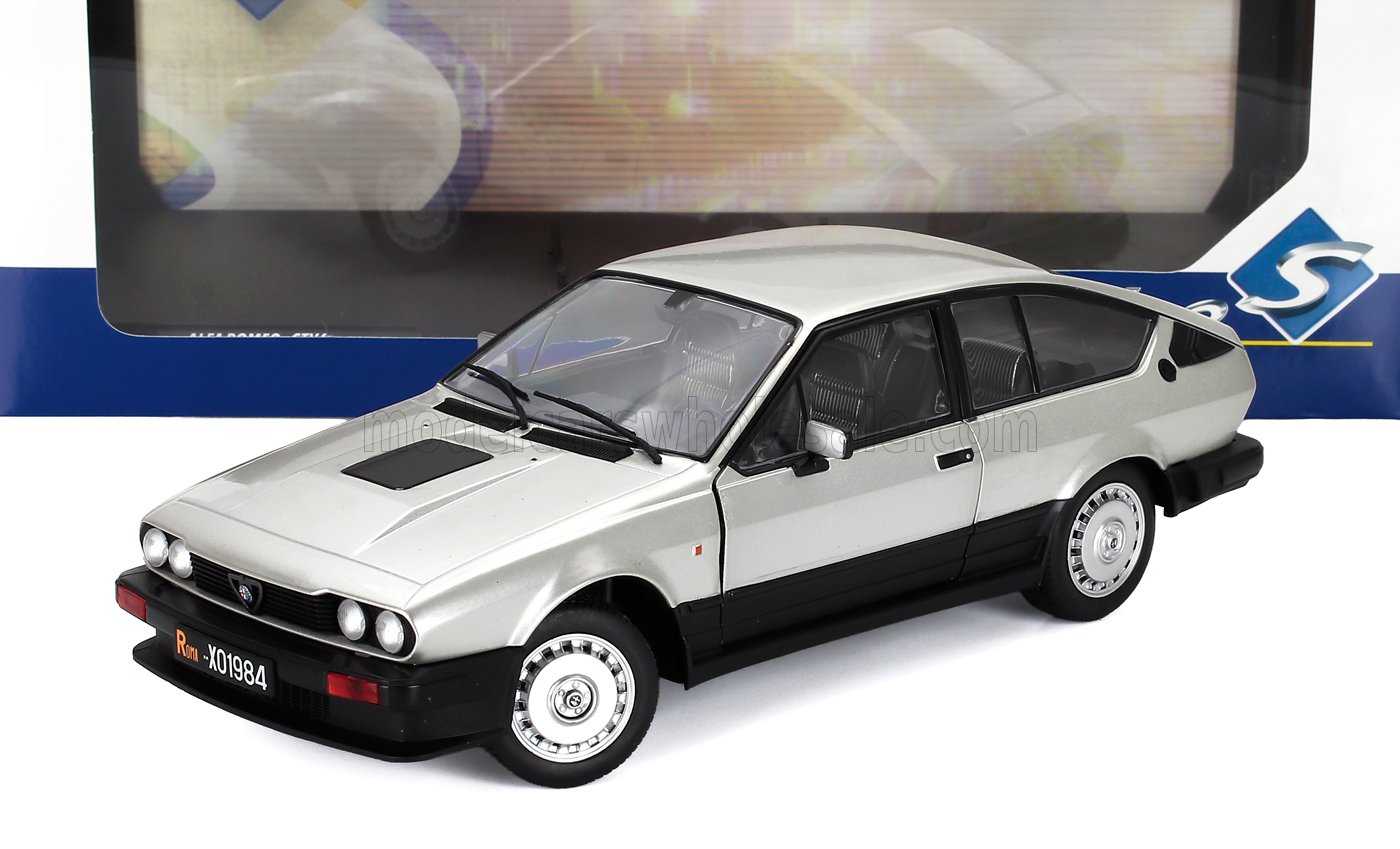 Modèle réduit classique Alfa Romeo GTV argenté avec détails noirs, présenté dans son emballage, désormais disponible sur Vroomi.