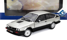 Modèle réduit classique Alfa Romeo GTV argenté avec détails noirs, présenté dans son emballage, désormais disponible sur Vroomi.