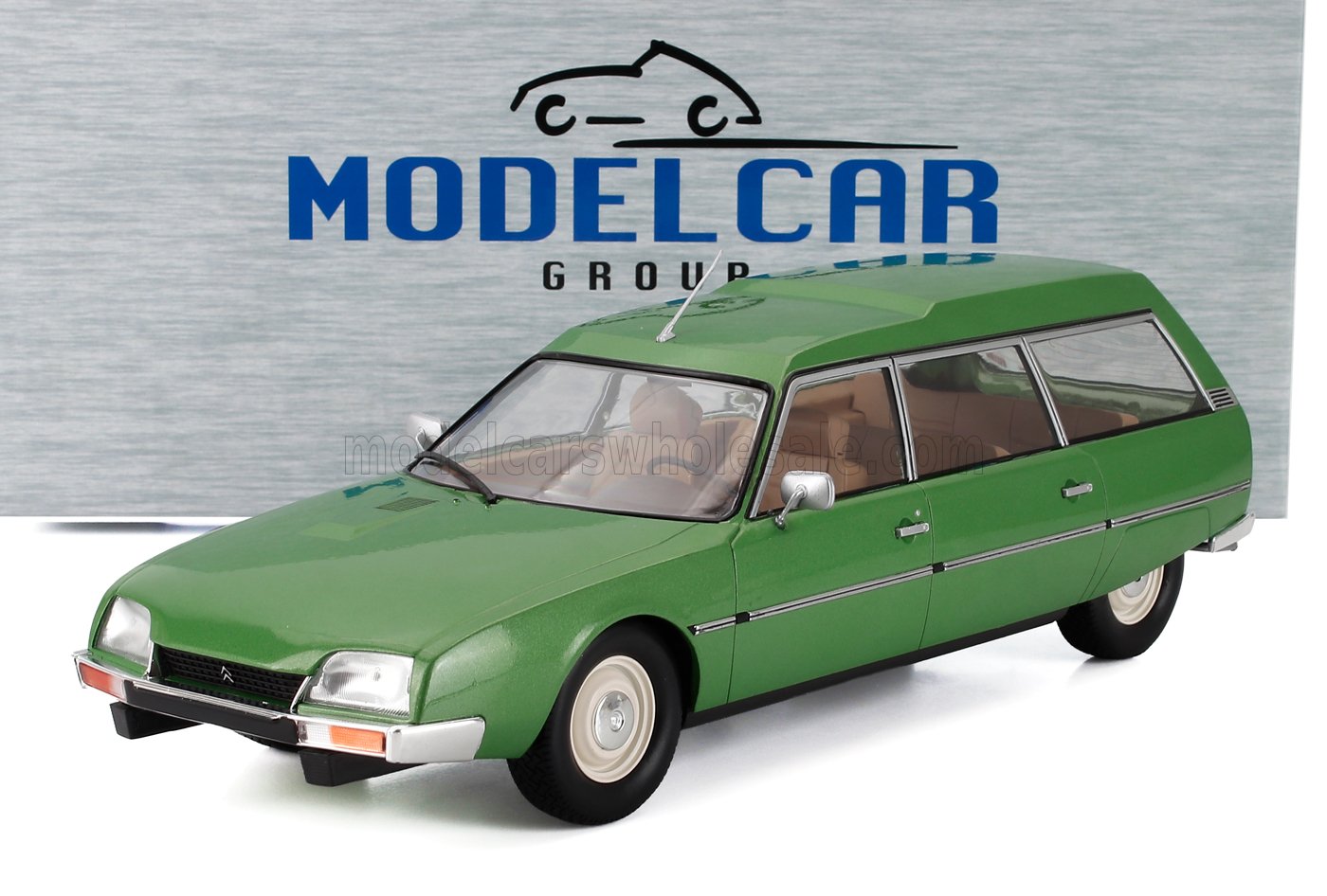 Maquette verte de la Citroën CX 2400 Break par Model Car Group, disponible chez Vroomi