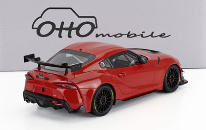 Modèle réduit rouge de la voiture de course Toyota GR Supra avec aileron arrière, roues noires, disponible chez Vroomi.