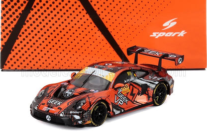 Modèle réduit de voiture de course Porsche 911 à l'échelle 1/18 avec livrée Geek Up, disponible chez Vroomi.