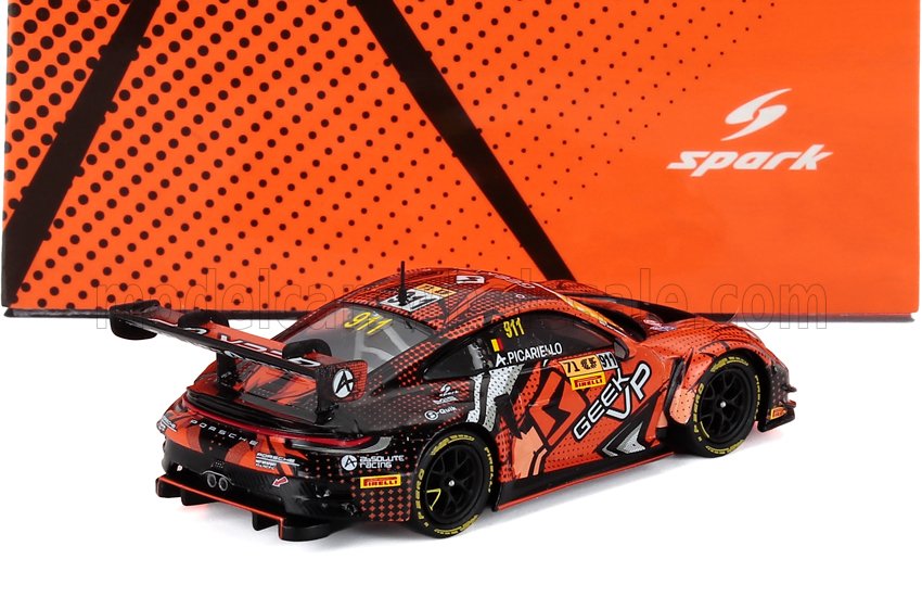 Modèle réduit à l'échelle 1/43 d'une Porsche 911 de course orange et noire avec livrée Geek Up par Spark, disponible chez Vroomi.