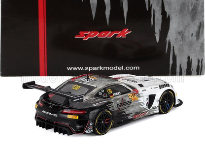 Modèle réduit Mercedes AMG GT3 avec décalcomanies de course et aileron arrière, disponible dans la boutique pour collectionneurs Vroomi.