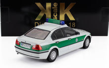 Modèle réduit de voiture de police BMW blanche et verte avec gyrophare bleu-vert, réplique détaillée disponible sur Vroomi