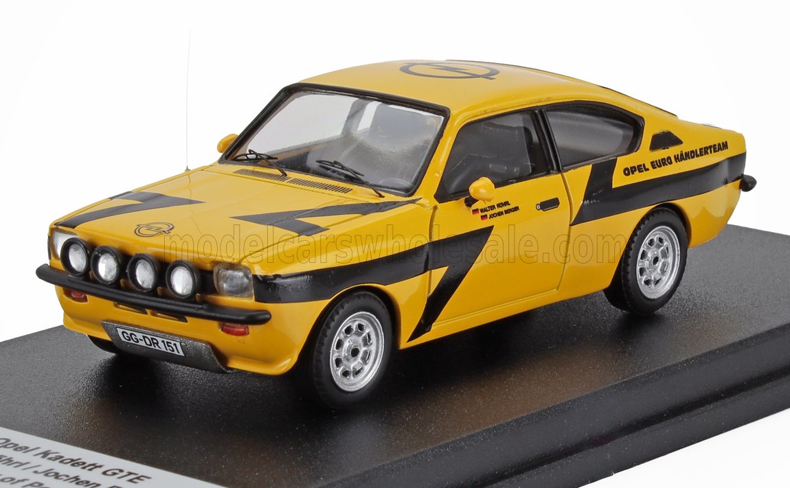 Modèle réduit Opel Kadett GTE jaune avec bandes noires et quatre phares avant, proposé sur Vroomi.