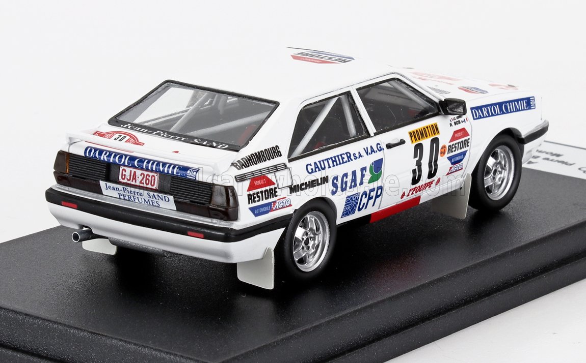 Modèle réduit vintage blanc de voiture de rallye avec autocollants de sponsoring sur socle d'exposition disponible via Vroomi