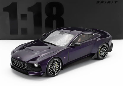 Modèle réduit à l'échelle 1:18 d'une voiture de sport Aston Martin violet foncé avec jantes détaillées, disponible chez Vroomi.
