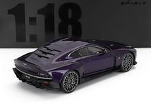 Modèle réduit Aston Martin Valour à l'échelle 1:18 en métal moulé sous pression, couleur violet métallisé avec jantes détaillées, vu de l'arrière, disponible chez Vroomi.