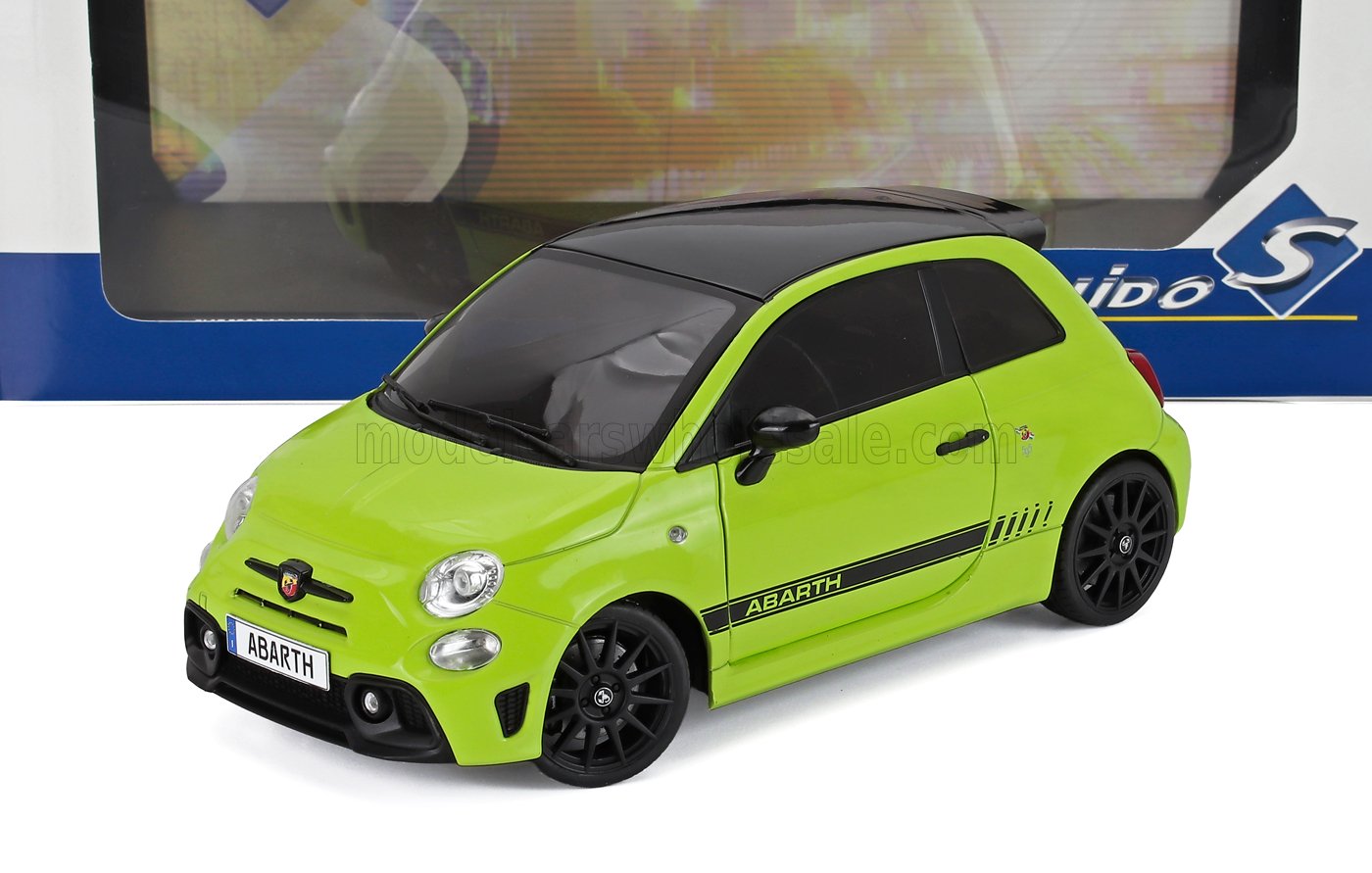 Modèle réduit Abarth vert et noir au design sportif, désormais disponible sur la plateforme Vroomi.