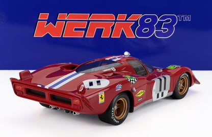 Modèle réduit de voiture de course vintage rouge avec bande blanche et numéro 11, roues bronze, présenté sur fond bleu WERK83, disponible sur Vroomi.