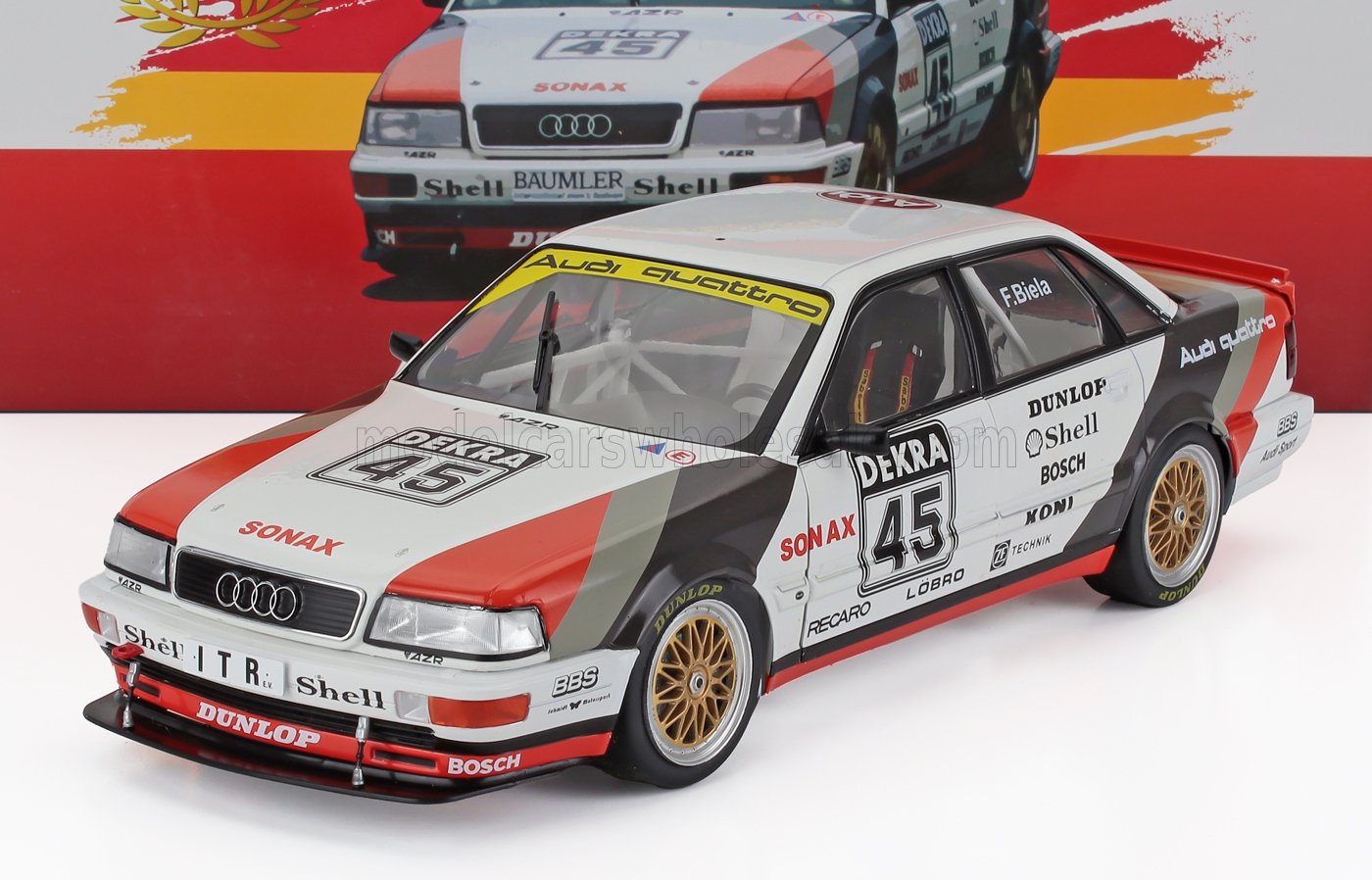 Modèle réduit de voiture de course Audi Quattro avec autocollants DEKRA 45 et logos des sponsors, présenté sur Vroomi.