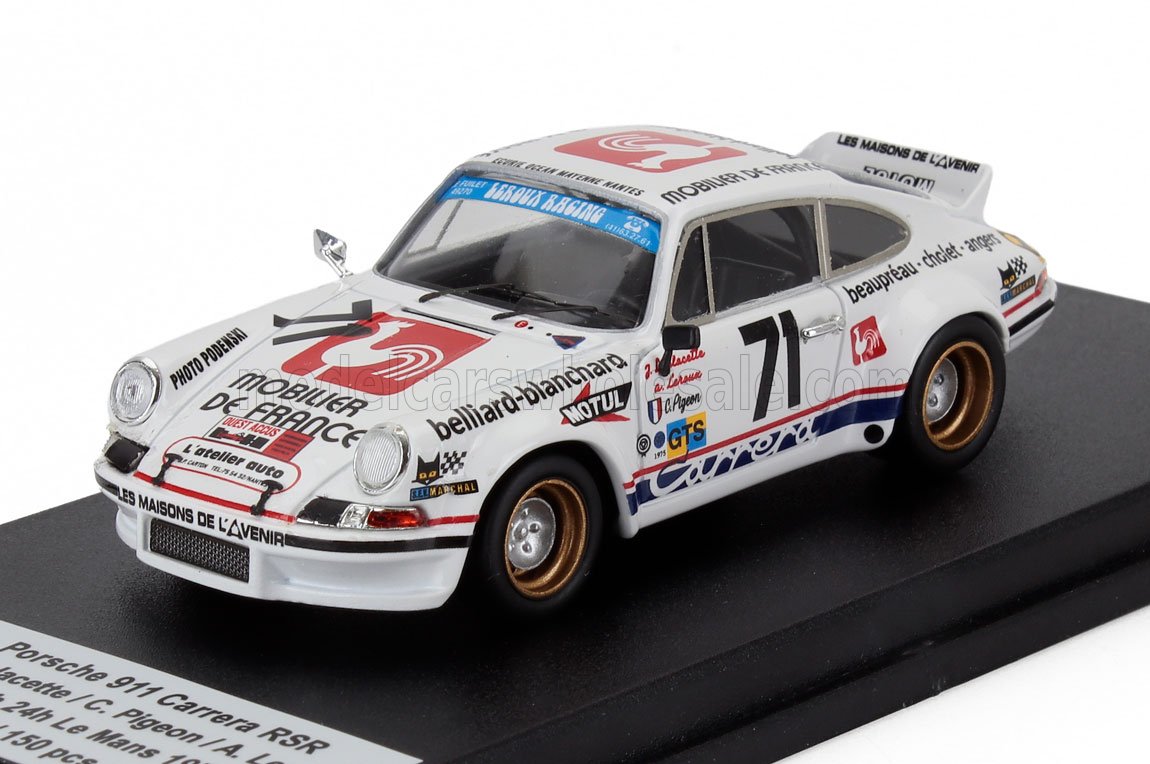 Modèle réduit de voiture de course Porsche 911 Carrera RSR blanche 71 avec autocollants des sponsors sur fond noir, disponible sur Vroomi.