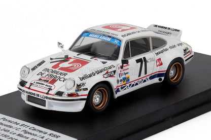 Modèle réduit de voiture de course Porsche 911 Carrera RSR blanche 71 avec autocollants des sponsors sur fond noir, disponible sur Vroomi.