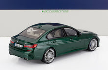 Modèle réduit de voiture Alpina B3 vert à l'échelle 1/18 avec jantes détaillées et quadruple échappement, disponible chez Vroomi.