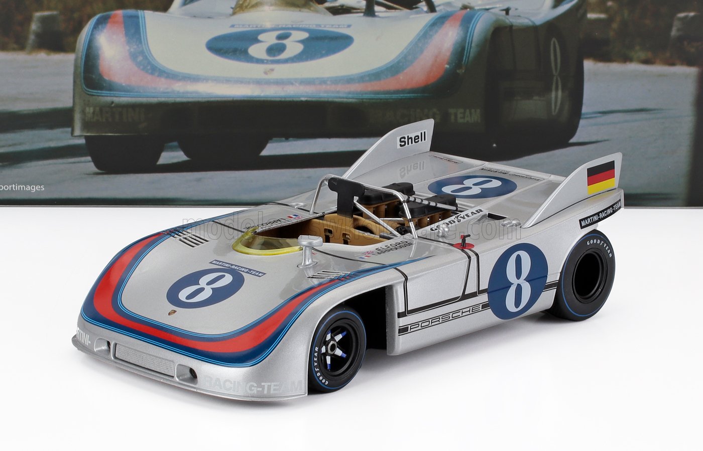 Modèle réduit de voiture de course Porsche 917/10 argentée avec livrée Martini, numéro 8 et drapeau allemand, également disponible sur Vroomi.