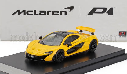 Modèle réduit McLaren P1 jaune avec accents noirs sur socle d'exposition, proposé sur la plateforme Vroomi.