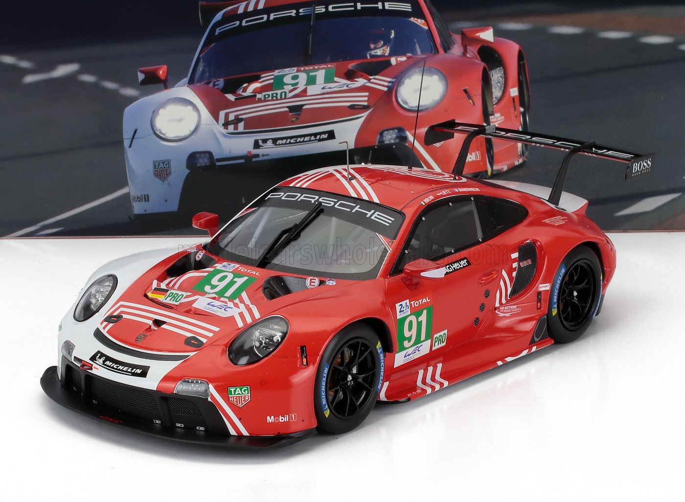 Modèle réduit de voiture de course Porsche 911 RSR rouge et blanche portant le numéro 91, disponible sur la plateforme Vroomi.