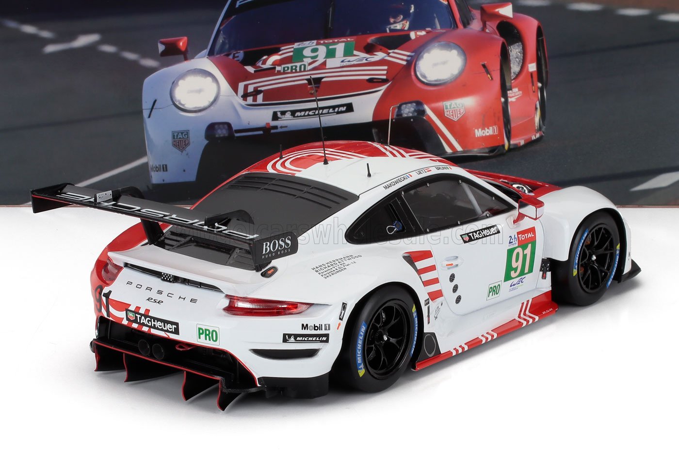Modèle réduit de voiture de course Porsche 911 RSR blanche et rouge avec décalcomanies PRO 91, disponible sur Vroomi.