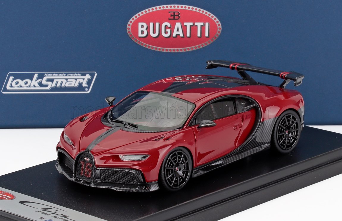 Modèle réduit Bugatti Chiron rouge avec détails en fibre de carbone sur socle noir, disponible sur Vroomi