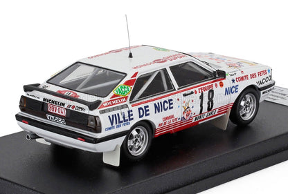 Modèle réduit de voiture de rallye Audi Quattro blanche aux couleurs de la Ville de Nice, numéro 18, disponible via Vroomi.