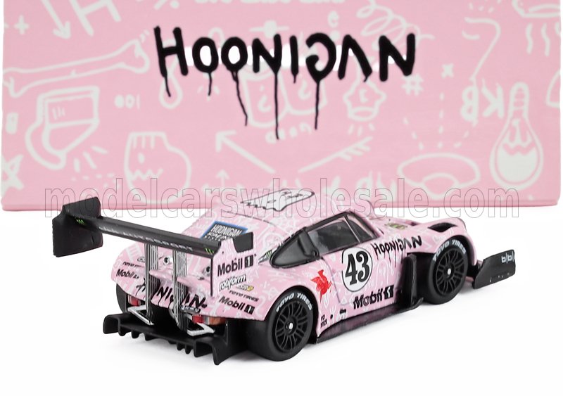 Modèle réduit à l'échelle 1/43 de la voiture de course Porsche Pink Hoonigan avec aileron arrière noir et autocollants, disponible chez Vroomi.