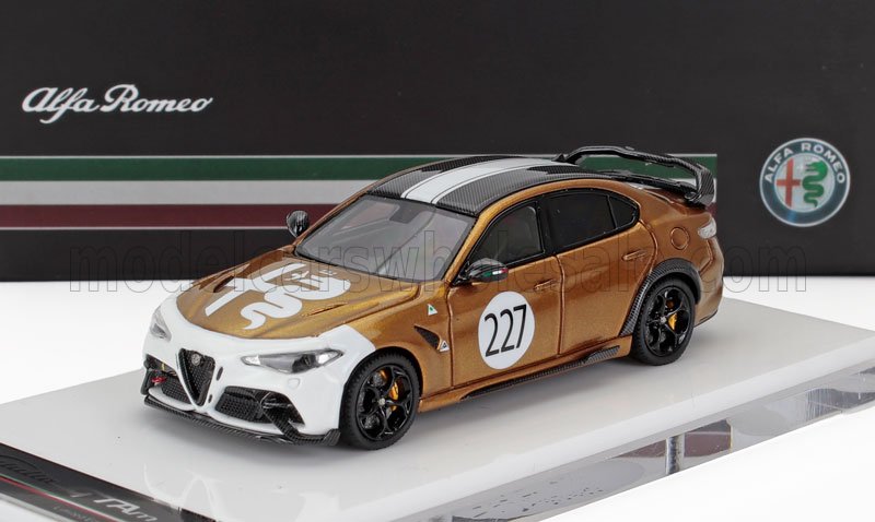 Modèle réduit Alfa Romeo en bronze et blanc avec le numéro 227, présenté sur un socle, disponible sur Vroomi.