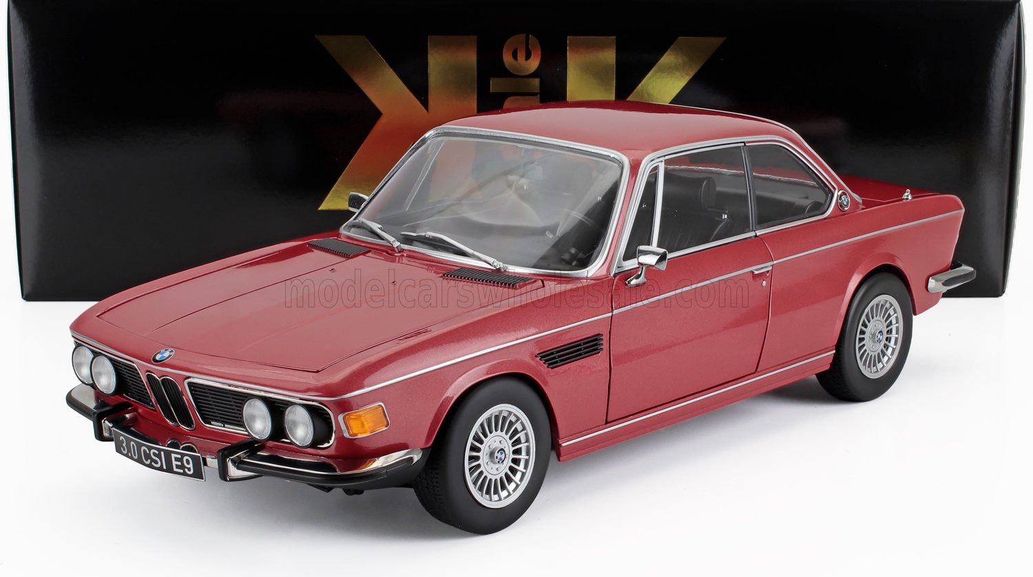 Modèle réduit classique BMW 3.0 CSI E9 rouge avec boîte noire en arrière-plan, disponible via Vroomi