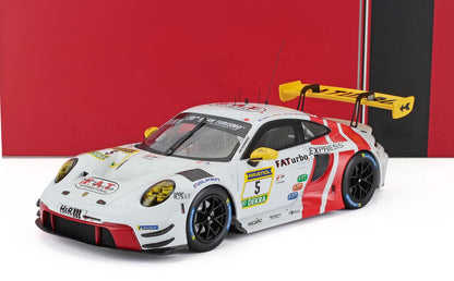 Voiture de course Porsche blanche et rouge avec spoiler et autocollants jaunes, disponible sur la plateforme Vroomi.