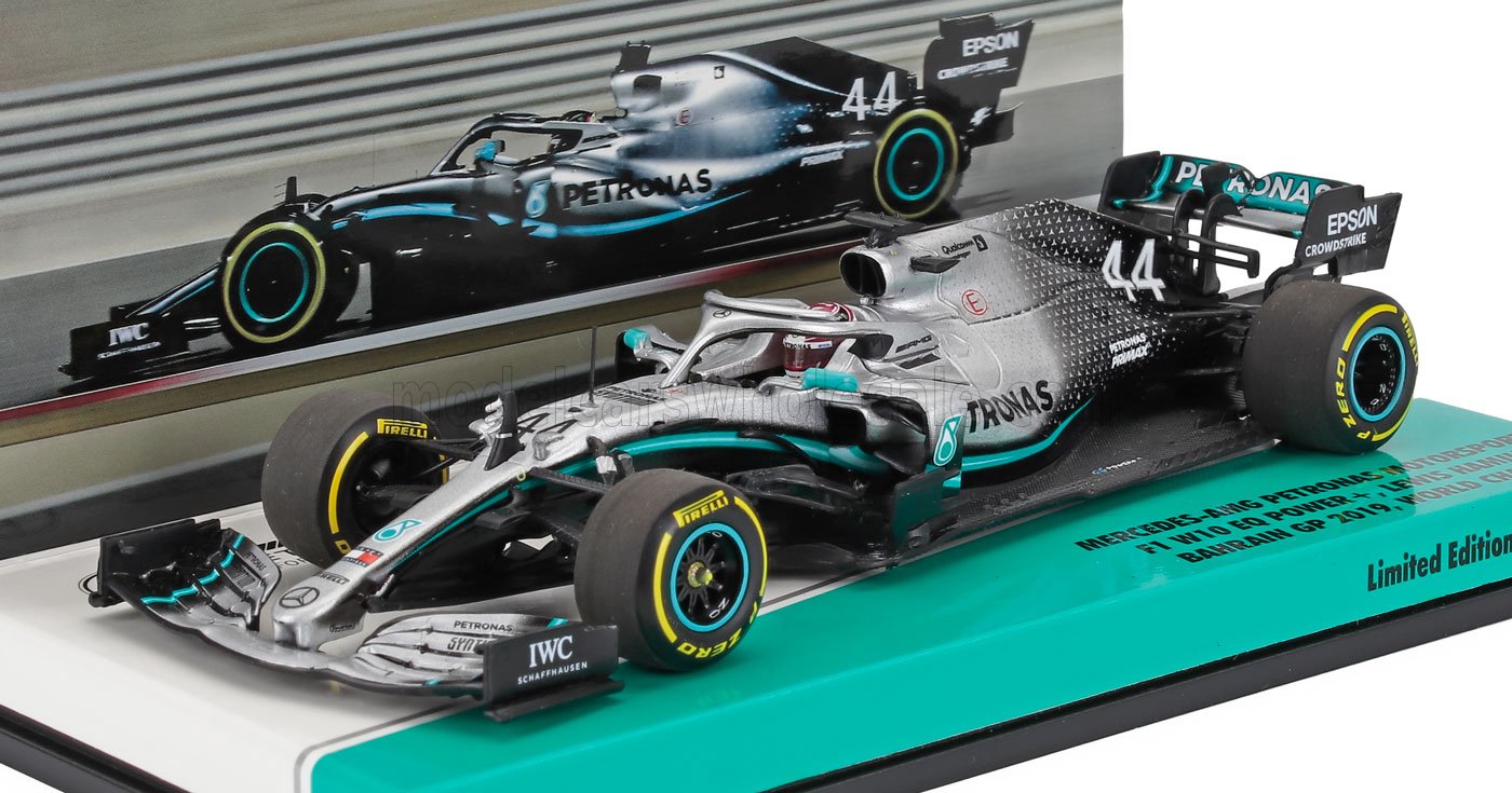 Modèle réduit détaillé de la Mercedes AMG Petronas F1 avec casque de pilote et pneus Pirelli, disponible sur Vroomi.