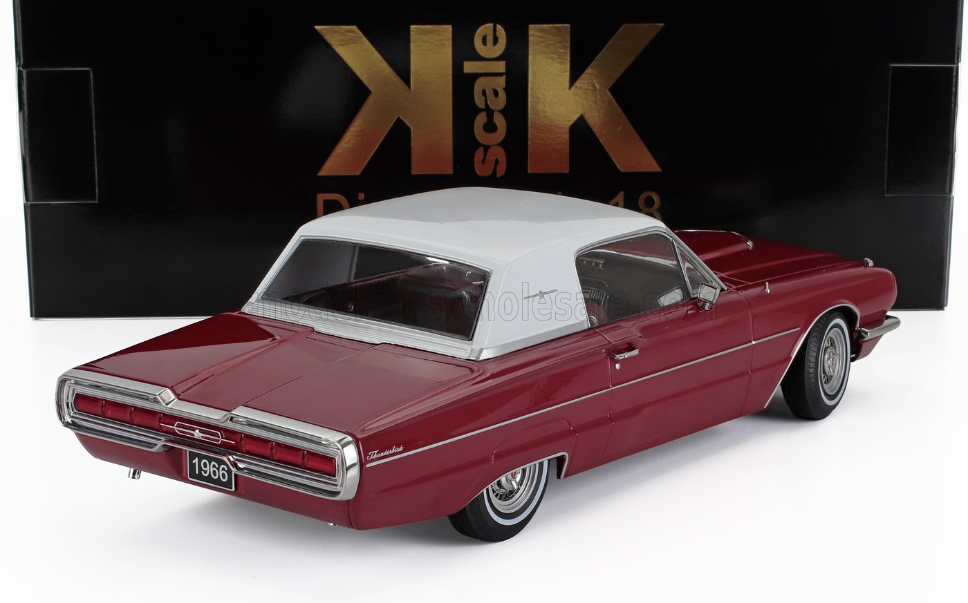 Modèle réduit de voiture Ford Thunderbird rouge et blanc de 1966 au design détaillé, disponible sur la plateforme Vroomi.