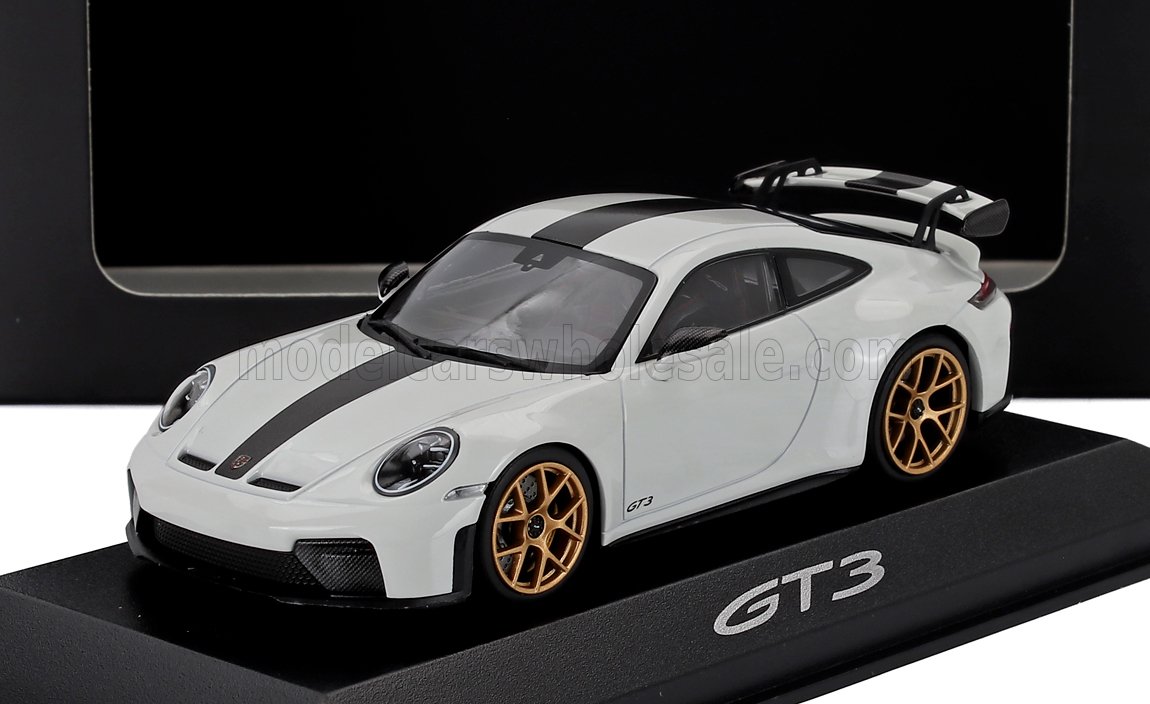 Modèle réduit Porsche GT3 blanc avec bandeau noir et jantes dorées sur socle, disponible chez Vroomi.