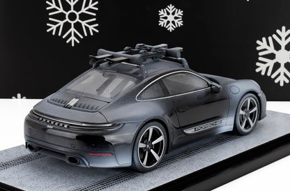 PORSCHE - 911 992-2 CARRERA S COUPE 2024 - CHRISTMAS EDITION 2025 AVEC EFFET SKI ET NEIGE - CON VETRINA - AVEC VITRINE - NOIR