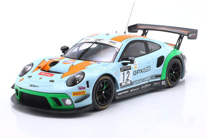 Modèle réduit de voiture de course Porsche 911 GT3 avec livrée Gulf, numéro 12, disponible chez Vroomi.
