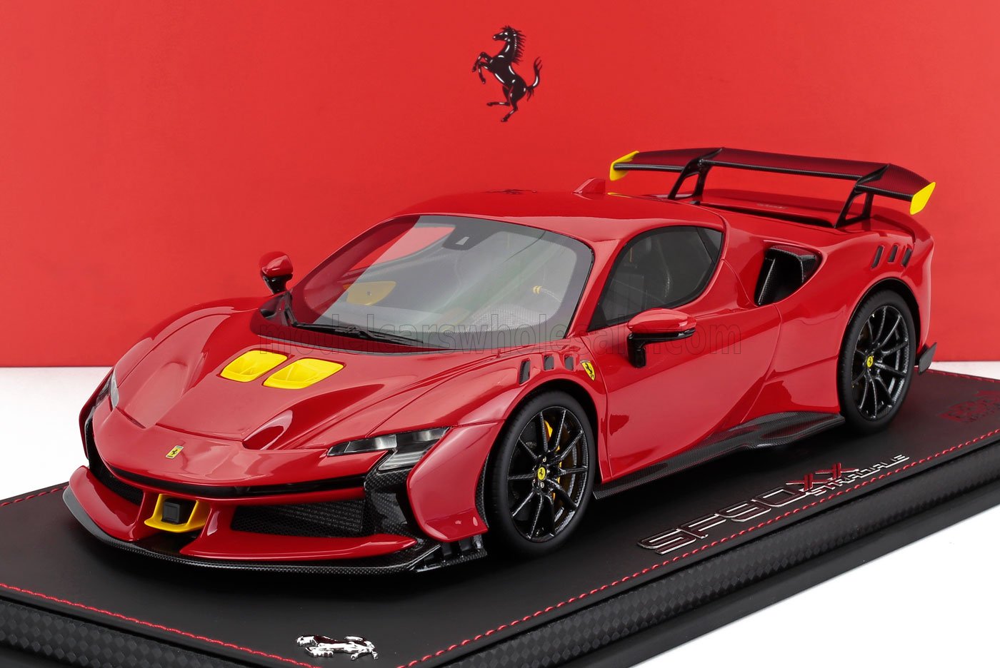 FERRARI - SF90 XX STRADALE 2024 - CON VETRINA - AVEC VITRINE - ROSSO CORSA - ROUGE JAUNE