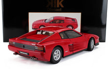 Modèle réduit de voiture Ferrari Testarossa rouge avec détails noirs, présenté avec son emballage, disponible via Vroomi.