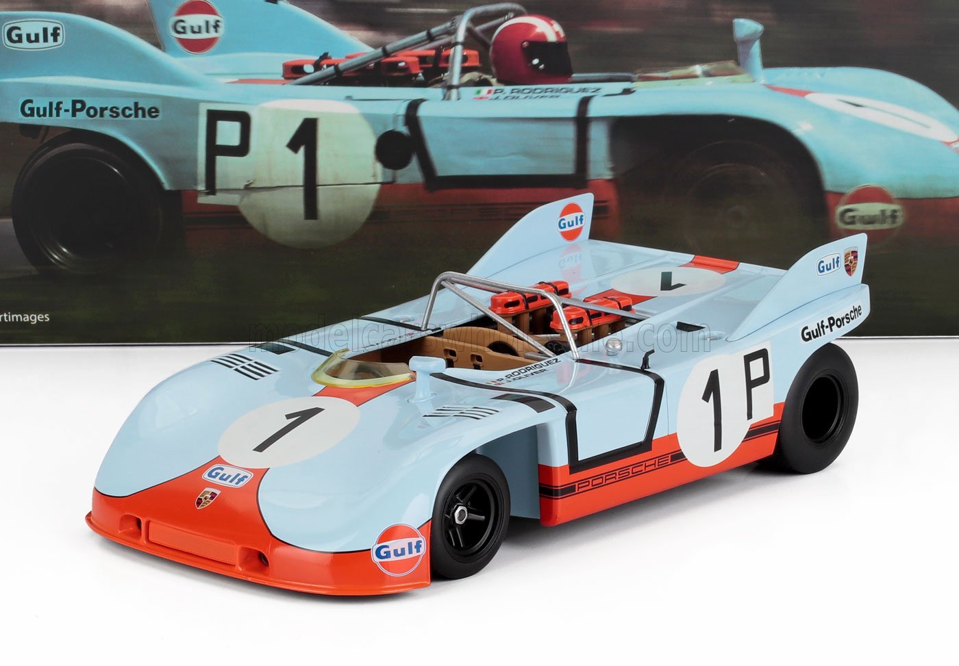 Maquette de la voiture de course classique Gulf-Porsche n° 1 avec livrée bleu clair et orange, présentée dans Vroomi.