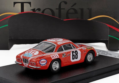 Modèle réduit de voiture de course classique rouge numéro 68 sur socle d'exposition avec logos vintage des sponsors, disponible sur Vroomi.