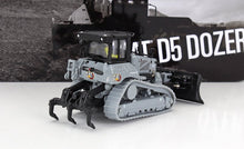 Modèle réduit de bulldozer CAT D5 gris avec ripper noir, présenté sur une surface blanche, disponible sur Vroomi.