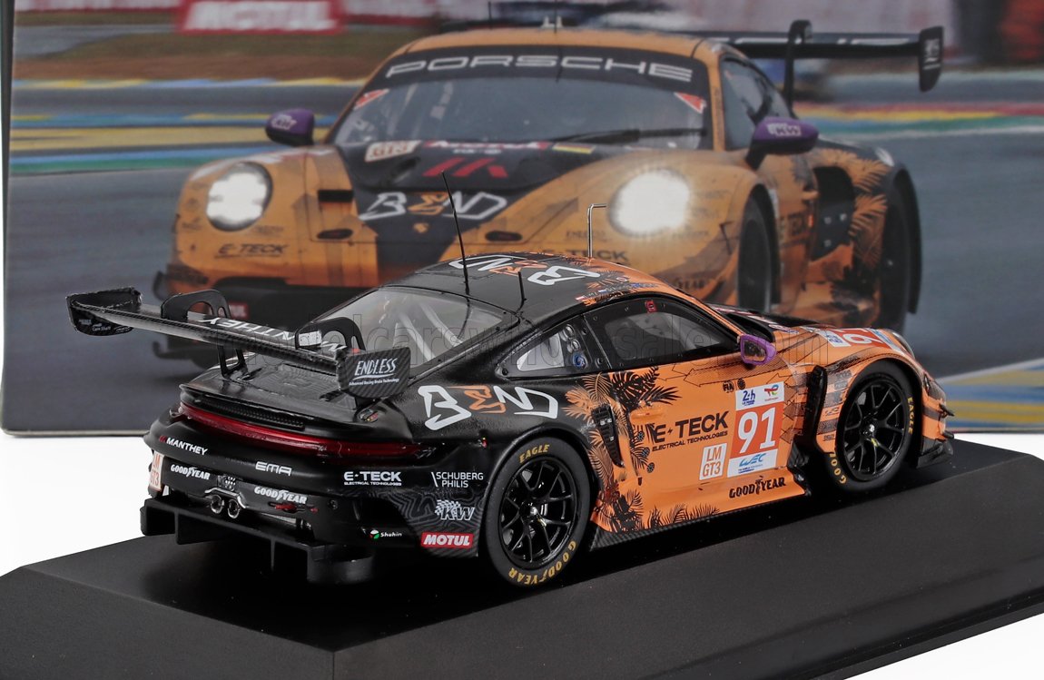 Modèle réduit détaillé à l'échelle 1:43 d'une Porsche 911 GT3 de course, avec livrée noire et orange, logos des sponsors, présenté sur un socle et proposé par Vroomi.