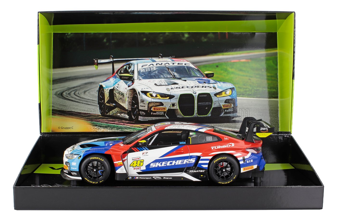 Modèle réduit de voiture de course de marque Skechers aux couleurs rouge, blanc et bleu, présenté sur fond de circuit automobile, disponible sur Vroomi.