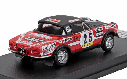 Modèle réduit vintage rouge et noir d'une voiture de rallye numéro 25 avec décalcomanies de course sur socle d'exposition, disponible via Vroomi.