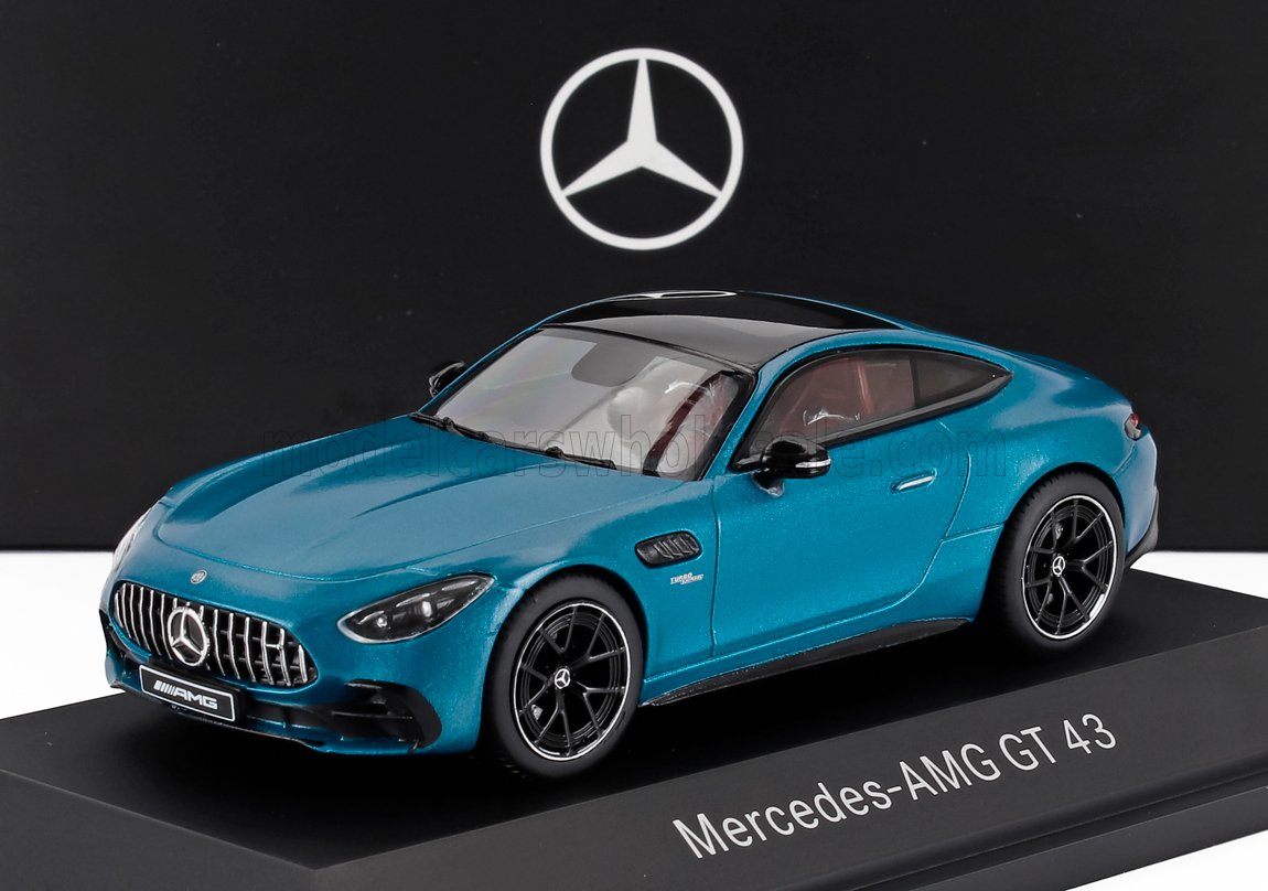 Modèle réduit Mercedes-AMG GT 43 bleu avec toit noir présenté sur une plateforme, présenté sur Vroomi.