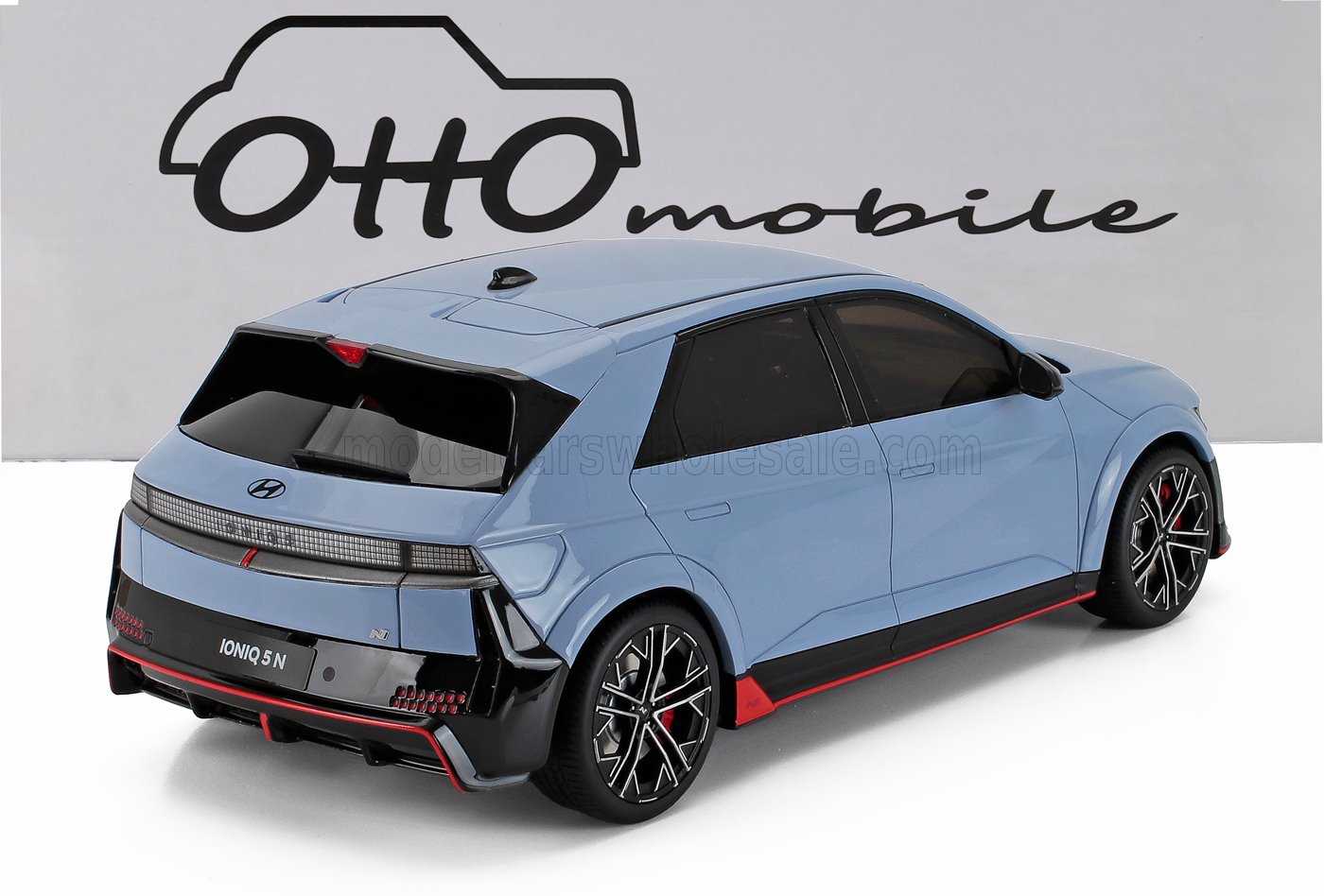 Modèle réduit Hyundai 5 N bleu avec des accents noirs et rouges, présenté avec le logo Ottomobile, disponible sur Vroomi.